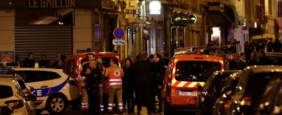 Francia, attacco con coltello a stazione polizia Parigi: 5 morti