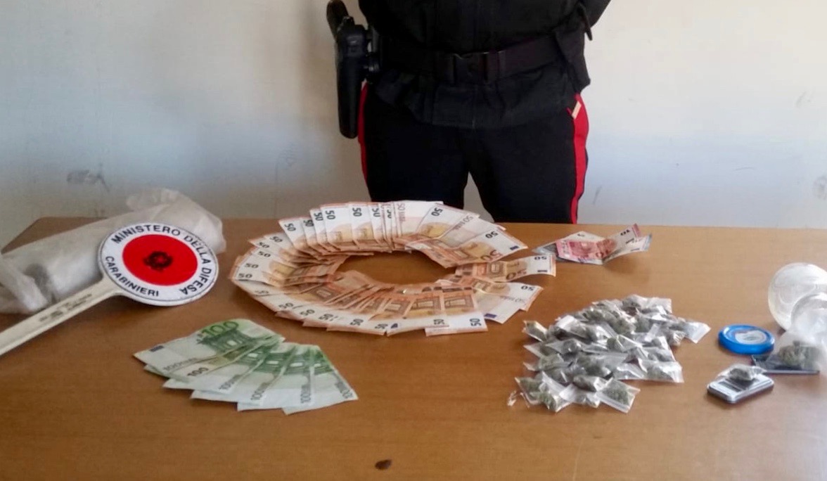 Napoli: pusher tenta di corrompere i carabinieri in caserma: “Vi do una parte dei soldi”, finisce in carcere