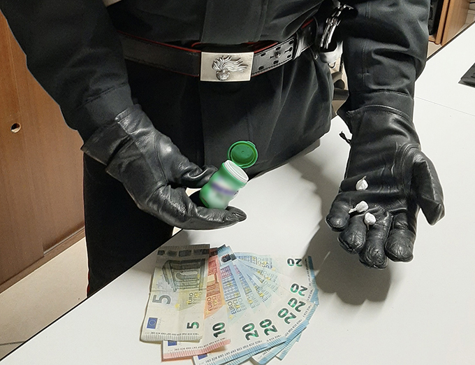 Cocaina nel pacchetto di chewing gum: 28enne arrestato dai carabinieri