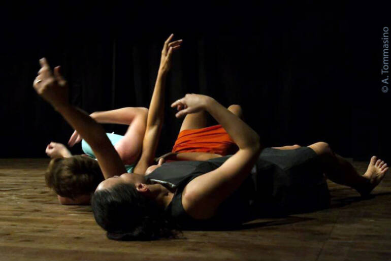 Debutta, in prima assoluta, ‘Heisse Luft/Aria Fritta’ l’ultima creazione scenica di Susanne Linke, al Teatro Nuovo di Napoli