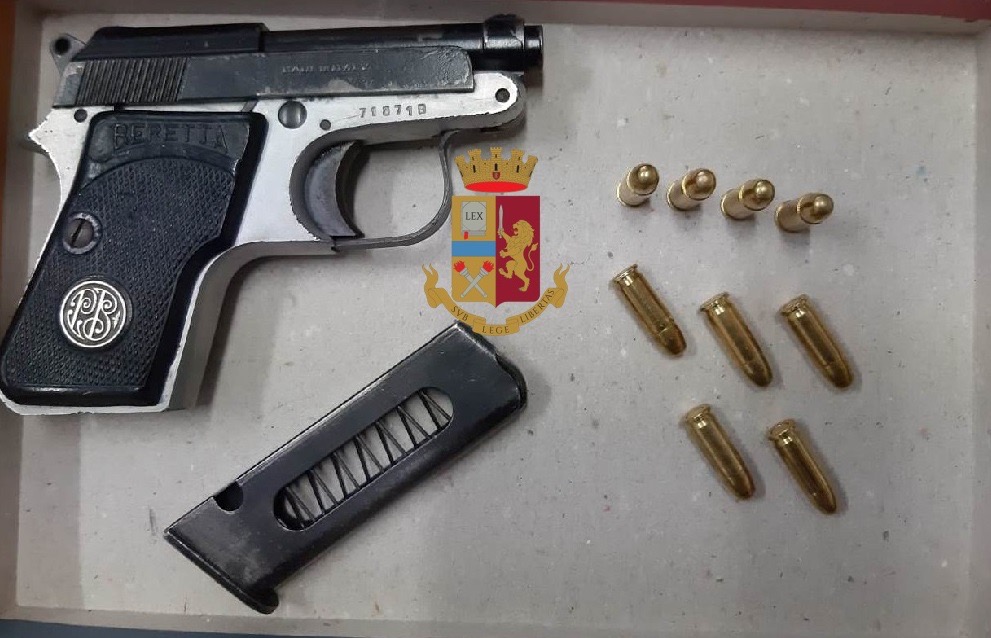 Napoli, aveva una pistola in casa: arrestato 31enne del rione Sanità