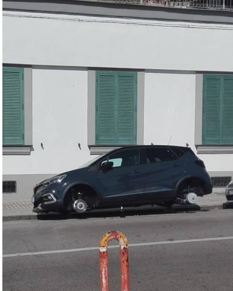 Ancora furti di ruote a Napoli, l’emergenza continua: ladri in azione al corso Vittorio Emanuele