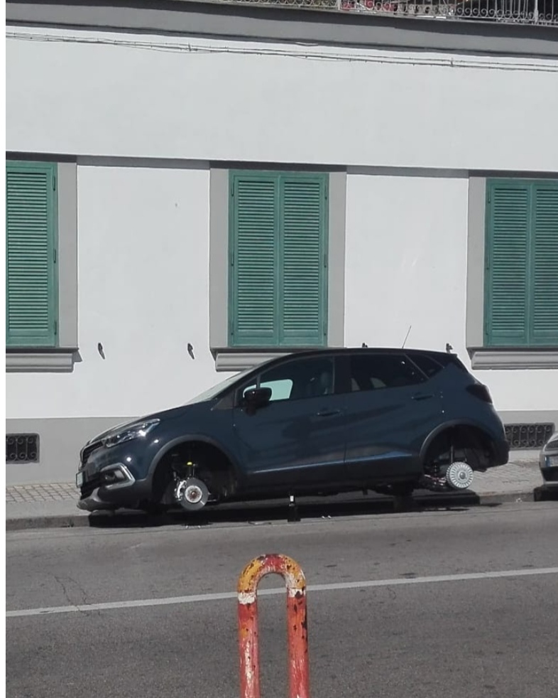 Ancora furti di ruote a Napoli, l’emergenza continua: ladri in azione al corso Vittorio Emanuele