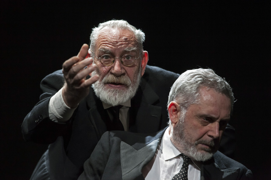 Renato Carpentieri e Stefano Jotti ne ‘Le braci’ dall’opera di Sándor Márai, al Teatro Nuovo di Napoli