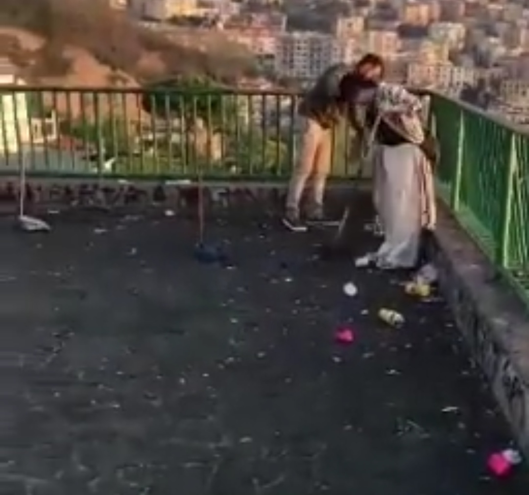 Napoli, a Posillipo una troupe di operatori giapponesi costretta a ripulire il belvedere pieno di immondizia