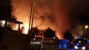 Nella notte incendio nell’isola ecologica di Villa Literno città invasa da fumo e puzza