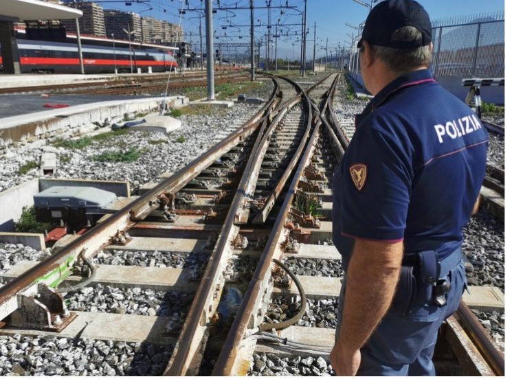 Rubano rotaie e deviatoi ferroviari nella stazione di Caserta: arrestati dalla Polfer