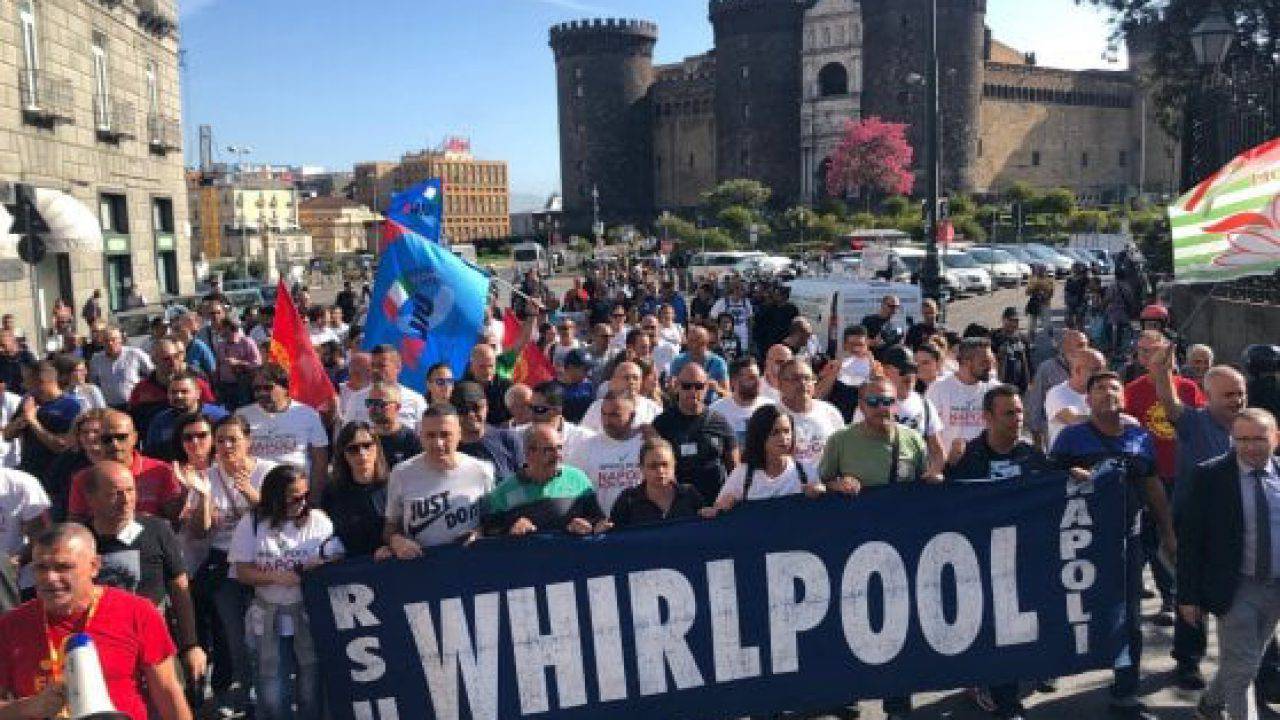Whirlpool, a Napoli gli operai chiedono scusa per i disagi in città: distribuiti panettoni a passanti in via Toledo e a senzatetto