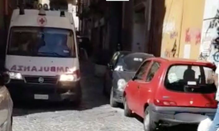 Napoli, al Vico Avallone ambulanza resta bloccata a causa del parcheggio selvaggio