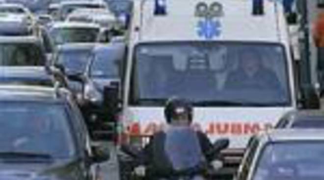 Napoli, caos viabilità, l’appello degli operatori delle ambulanze: ‘Ritardi anche di 30 minuti nei soccorsi di codice rosso’