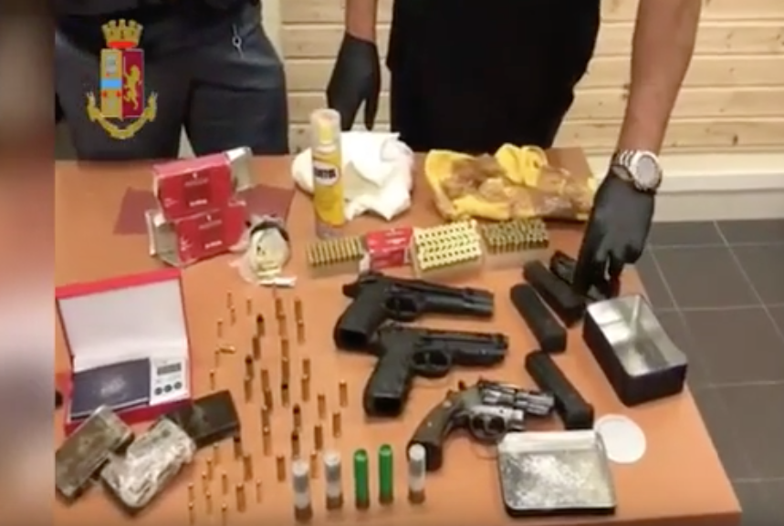 Napoli, coppia di coniugi avevano in casa due, pistole, un revolver e droga: arrestati
