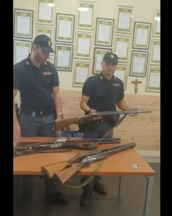 Napoli, arsenale con 5 fucili scoperto dalla polizia a Scampia