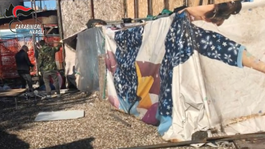 Napoli, rimosse le baracche abusive dal parco Marinella: trovata anche una 28enne clandestina. IL VIDEO