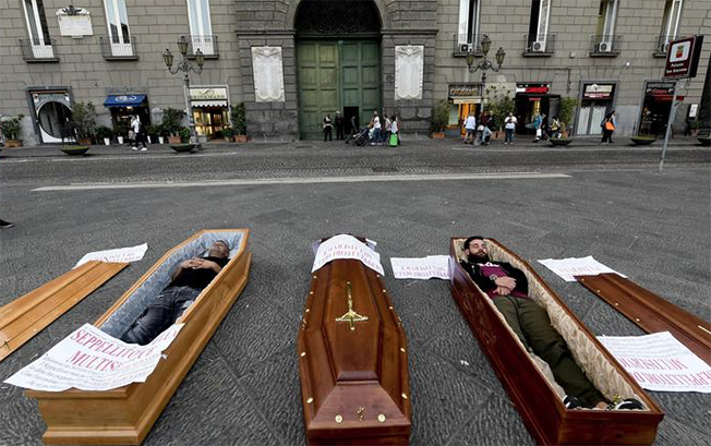 Protesta dei seppellitori davanti al Comune di Napoli con bare e finti morti