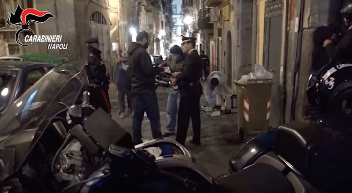 Napoli, sorpreso a spacciare cocaina a giovanissimi al Pallonetto: arrestato 50enne
