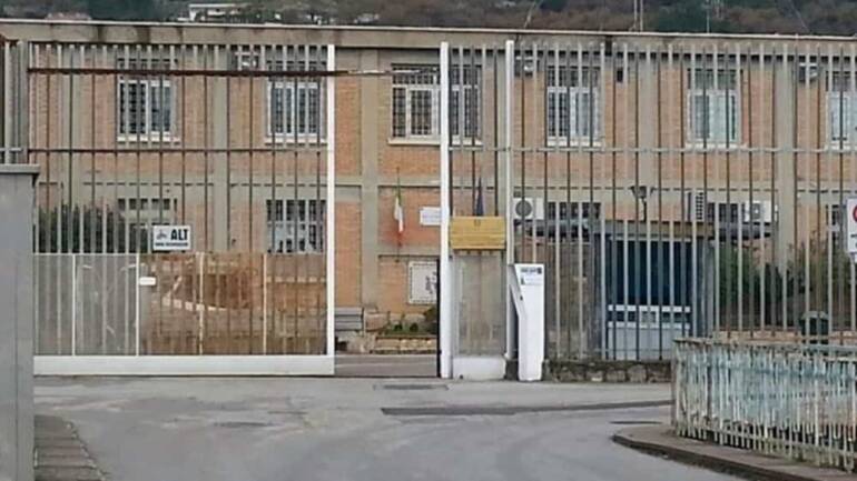 Droga e 5 telefonini ritrovati nel carcere di Salerno