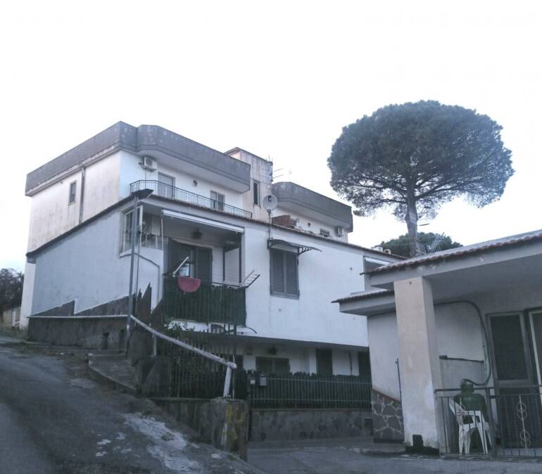 Case abusive in via Panoramica a Terzigno, cadono nel vuoto appelli e promesse: ruspe in azione da novembre