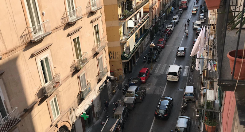 Corso Vittorio Emanuele terra di nessuno, cassonetti spostati in strada per parcheggiare le auto. Borrelli (Verdi): ‘Decine di segnalazioni di atti di inciviltà’