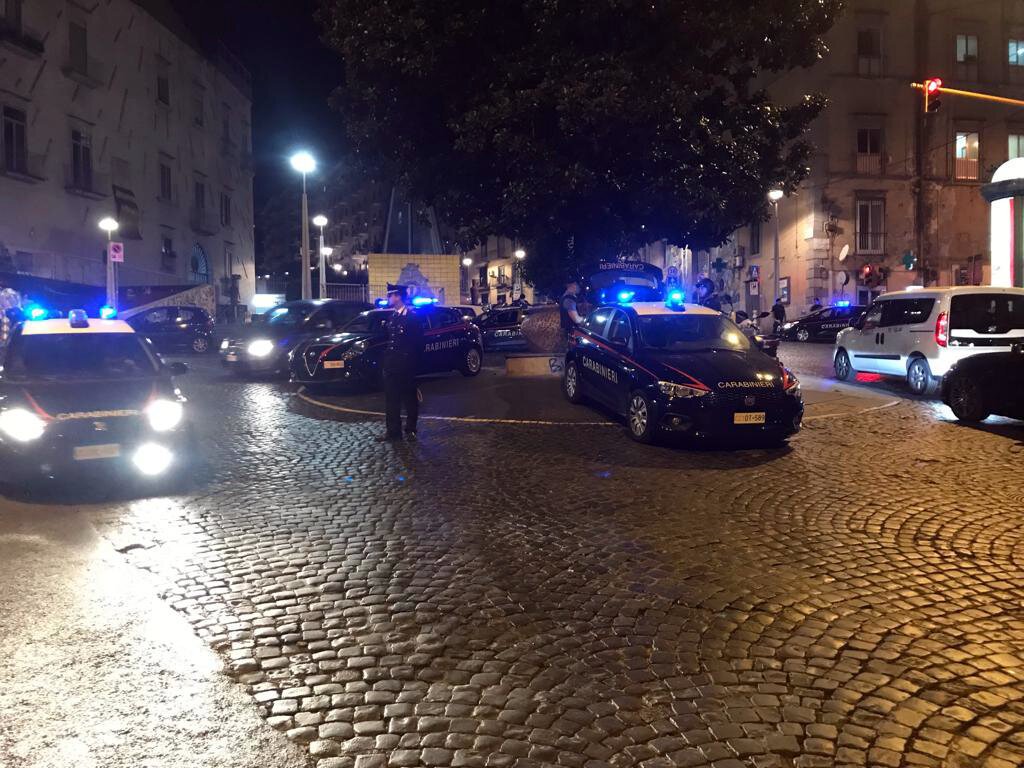 Napoli, fermato dai carabinieri in moto con moglie e figli senza casco li riprende in diretta Fb e li ingiuria: denunciato