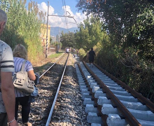 Vergogna Circum: turisti lasciati a piedi sui binari vicino Pompei