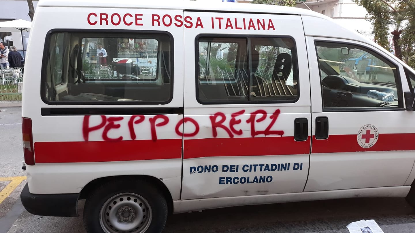 Ercolano, vandalizzata l’ambulanza per trasporto dei disabili. La Croce Rossa: ‘Non indietreggeremo’
