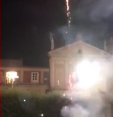 Marcianise, fanno festa con i fuochi d’artificio dopo la sfiducia del sindaco