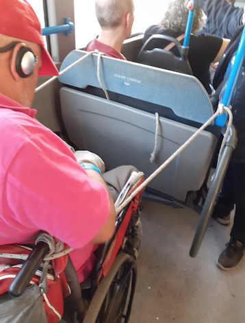 Napoli, disabile costretto a legarsi su un autobus dell’Anm: mancano le cinture di sicurezza per chi è in carrozzina