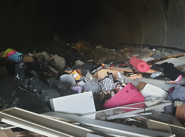 Scoperta la discarica della camorra nel tunnel abbandonato della Metro tra Piscinola ed Arzano. LE FOTO