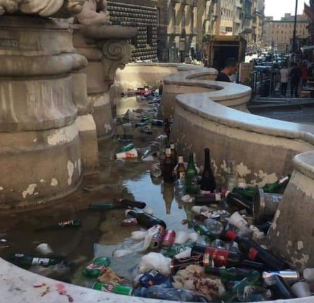 Napoli, le fontane di Monteoliveto diventate ricettacolo di spazzatura
