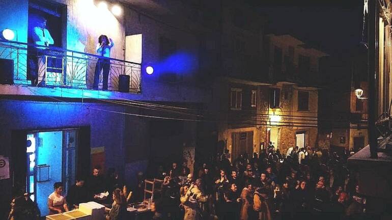 Futani. Torna Balconica, il festival sui balconi: 19 spettacoli, 3 mostre e 1 laboratorio per i più piccoli