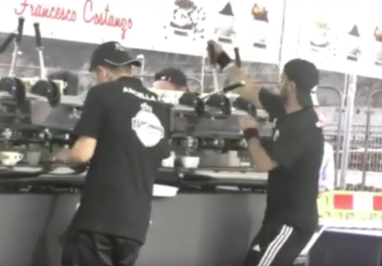 Napoli, il video del giovane barman che ha battuto il record del mondo di caffè fatti in un’ora