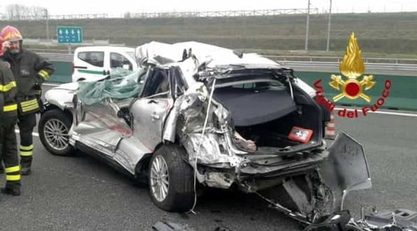 Tredicenne alla guida di un Suv si schianta in autostrada: è grave