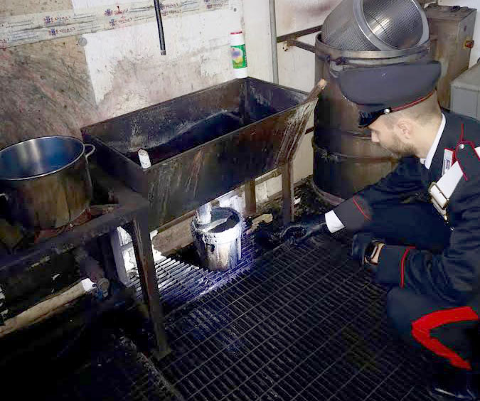 Scoperto laboratorio abusivo sotto al negozio legale: denunciata la titolare