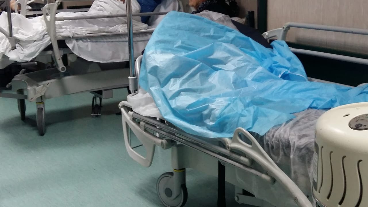 Carenza di biancheria negli ospedali napoletani, pazienti costretti a portare le lenzuola da casa