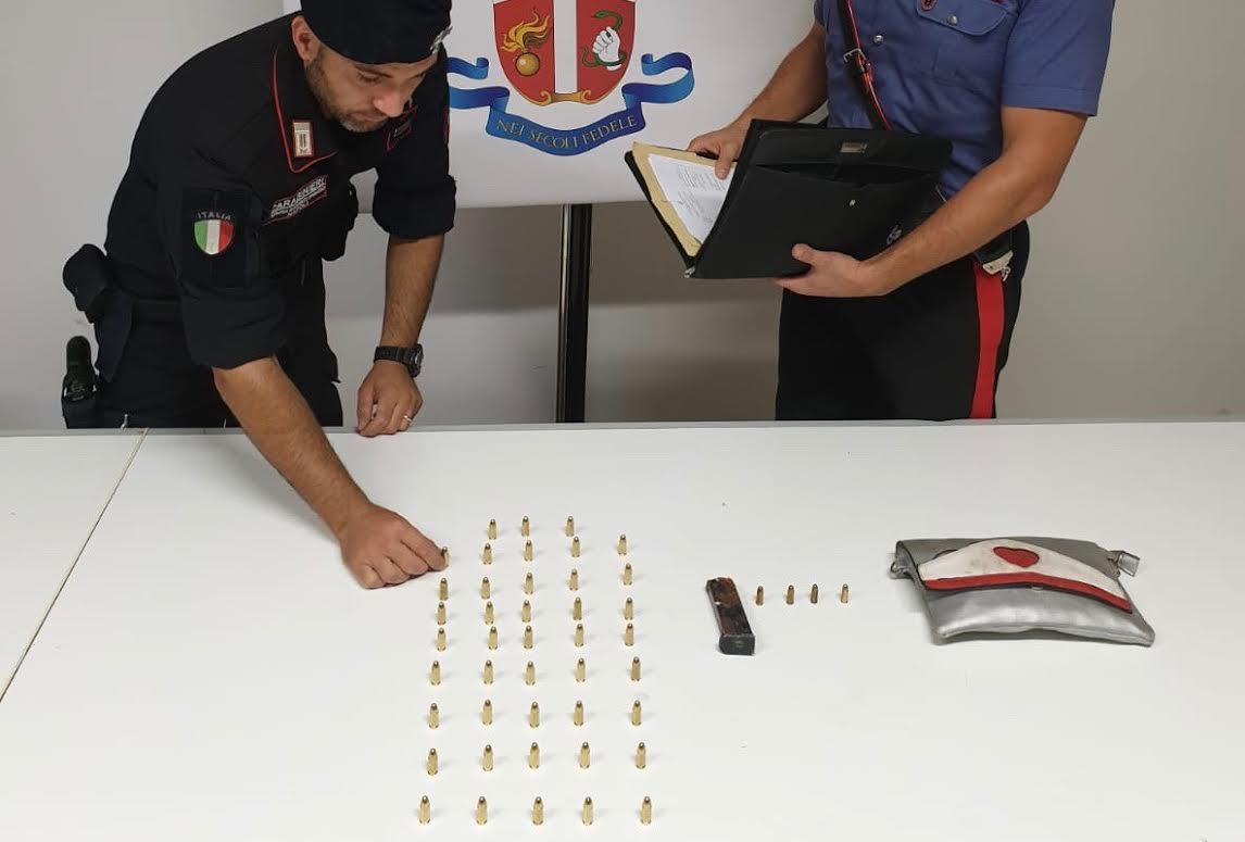 Napoli, controlli dei carabinieri al rione Sanità: presi due pusher, recuperati proiettili e sigarette di contrabbando