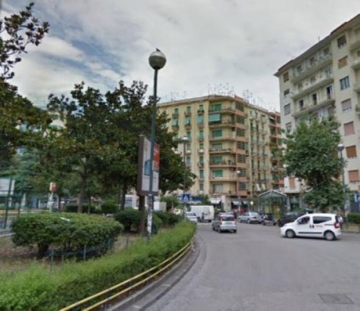 Napoli, rapina il cellulare a un ragazzino poi si nasconde nei giardinetti di piazza Medaglie d’Oro: stanato e arrestato
