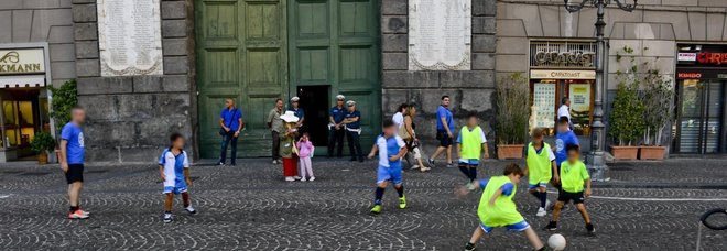Partita di calcio davanti al Comune di Napoli, SoS dei bimbi al sindaco