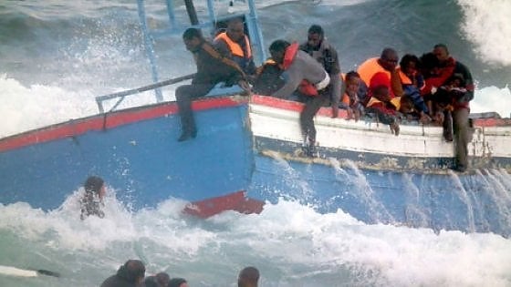 Naufragio di migranti a Lampedusa: recuperate 22 persone e cadaveri di due donne. Oltre 20 i dispersi
