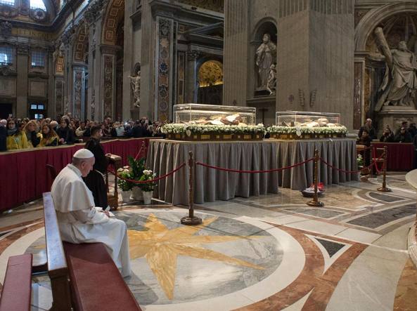 Si staccano frammenti dal soffitto della Basilica di S. Pietro durante la messa del Papa