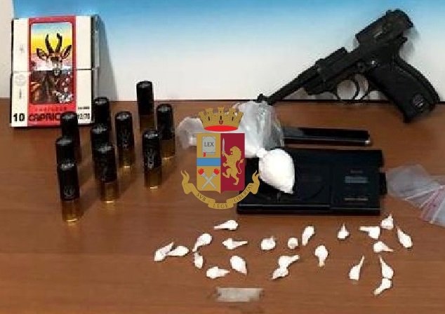 Napoli, droga, pistola e cartucce sequestrate dalla polizia a Poggioreale: arrestata una donna