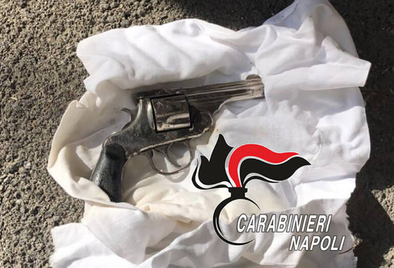 Napoli, i carabinieri passano al setaccio la zona di Marianella: trovata una pistola pronta a fare fuoco