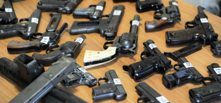 Vendettero 820 tra pistole e mitra a un boss della camorra: padre e figlio condannati in Austria