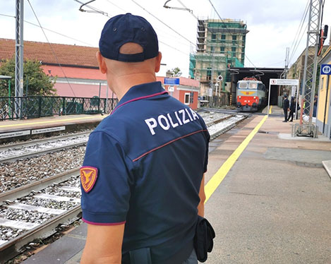 controlli della polfer nelle stazioni ferroviarie della campania: denunce e arresti
