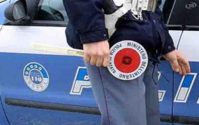 pozzuoli, non si ferma all'alt