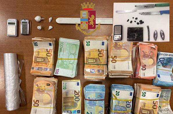 Portici, pusher aveva nascosto nell’armadio 141mila euro: arrestato