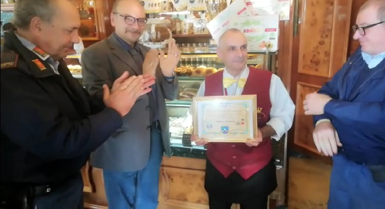 Napoli, l’associazione guardie giurate premia il barista che salvò la piccola Noemi