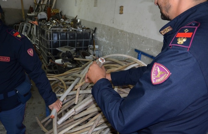Napoli, la Polfer sequestra 10 tonnellate di rame rubato nascosto in un container