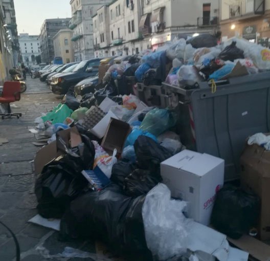 Napoli, cumuli di immondizia in via Sant’Alfonso Maria de Liguori e nel resto dell’Arenaccia