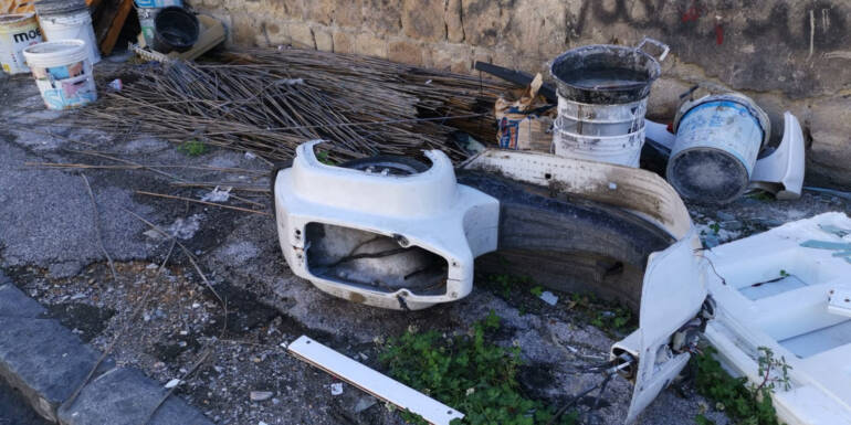 Fuorigrotta, l’ex mercatino di via Cerlone ridotto ad una discarica abusiva, rifiuti speciali e addirittura la carcassa di una Vespa