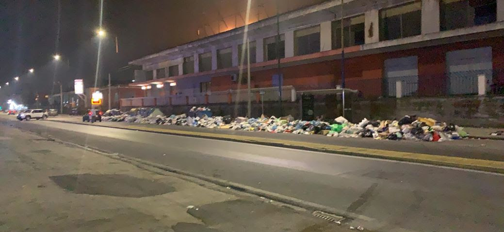 Criticità nella raccolta dei rifiuti a Secondigliano, Soccavo e Pianura, ritardi nella raccolta e discariche abusive